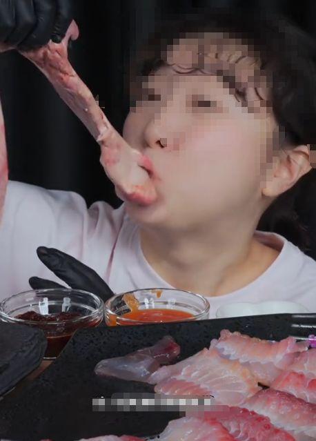 抖音网红阿銮吃瓜是谁啊,她是如何成为吃瓜界的佼佼者的？